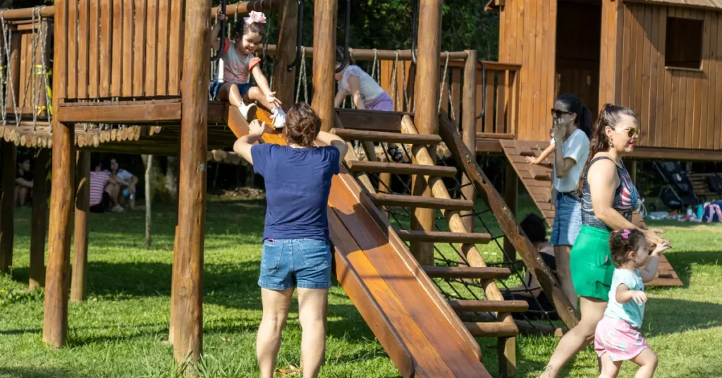 Portada del blog: Parque de las Aves o Eco Park Foz - Niños jugando en el parque infantil del Eco Park Foz
